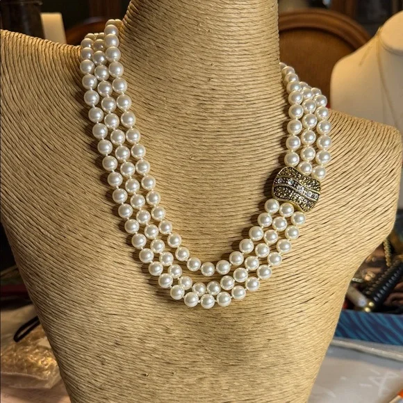 Elegant Pearl Necklace with Gold Accent - Picture 1 of 4